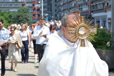 Veličanstvena prva procesija s Presvetim na Trnjanskoj Savici
