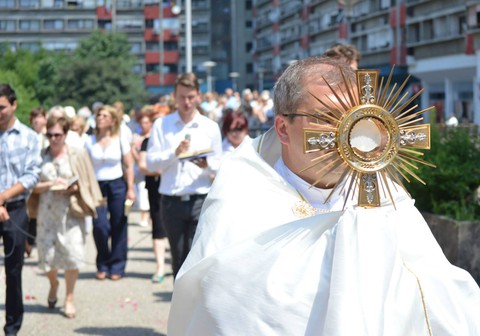 Veličanstvena prva procesija s Presvetim na Trnjanskoj Savici
